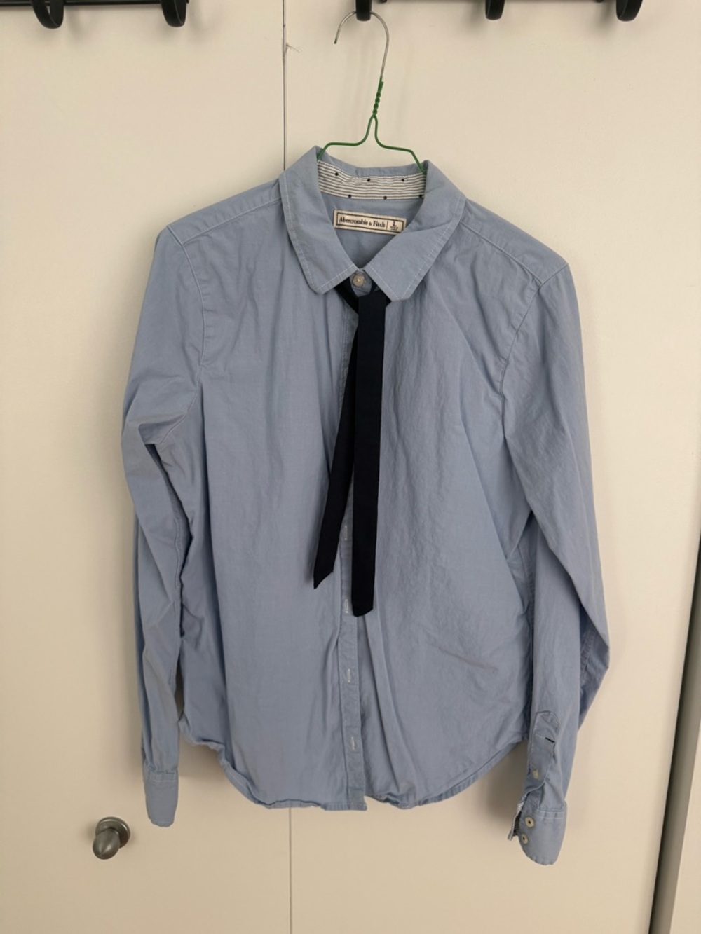 Abercrombie & Fitch Light Blue Button-Down Shirt with detachable Navy tie Accent
